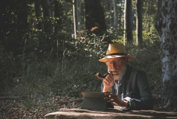 señor mayor recordando en bosque