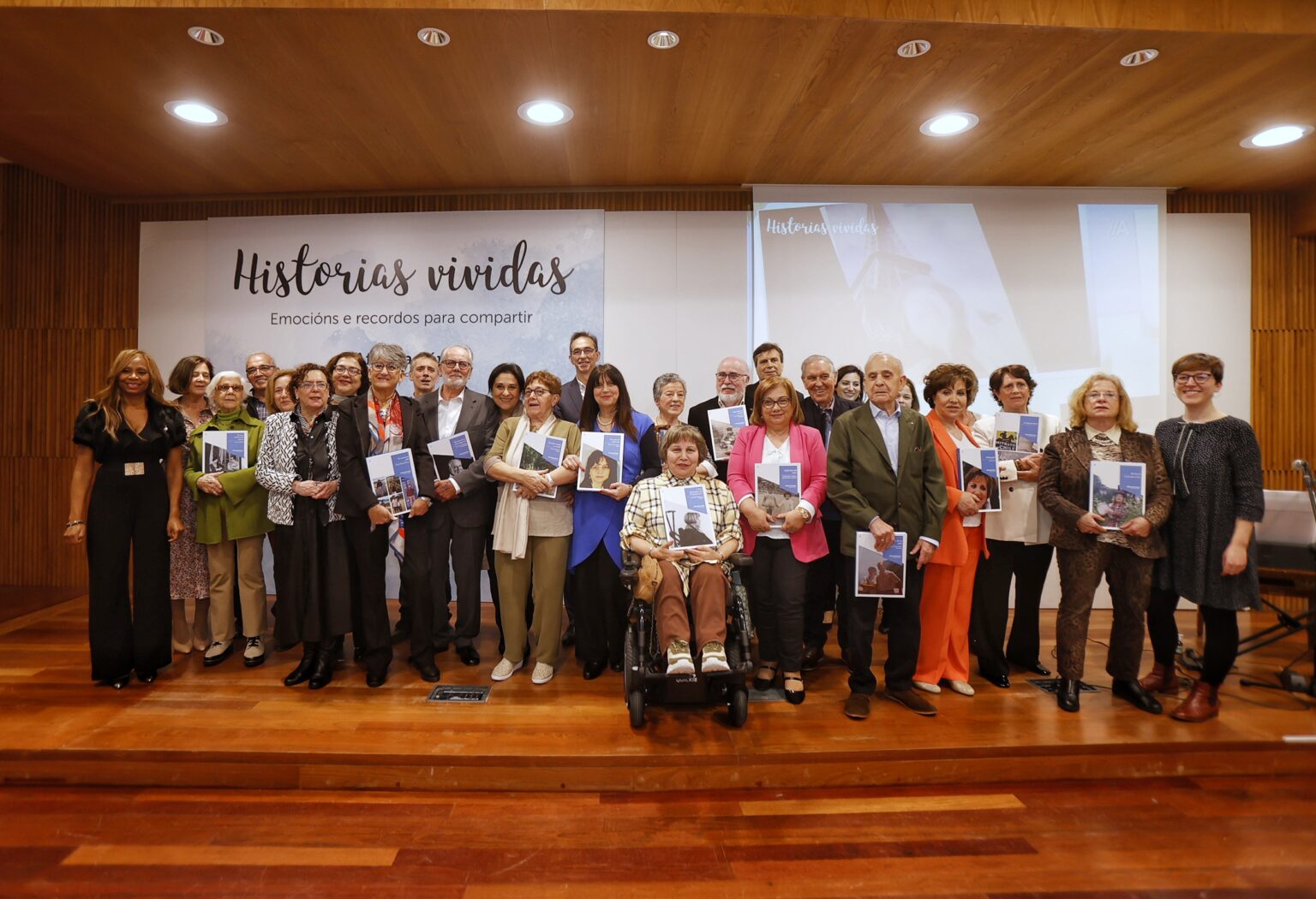Participantes de la tercera Edición de Historias Vividas posando con sus libros de Vida